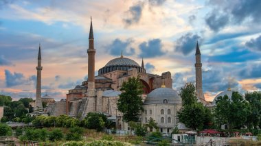 İstanbul, Türkiye - Temmuz 2021: Ayasofya Camisi ve Sultanahmet Meydanı dramatik bulutların altında. Ayasofya Kebir Cami (Türkçe: Ayasofya Kebir Cami) olarak değiştirildi