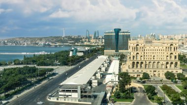 Bakü, Azerbaycan - Temmuz 2019: Hazar Denizi, Azeri parlamentosu ve Alev Kuleleri ile Bakü kenti.