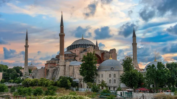 トルコのイスタンブール 2021年7月 劇的な雲の下でハギア ソフィアモスクとスルタナメット広場 ハギア ソフィアは最近 トルコ語でアヤソフヤ ケビール カミと改名された — ストック写真
