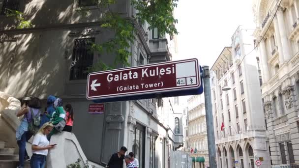 Стамбул Турция Август 2021 Направленный Знак Показывающий Галатскую Башню Улице — стоковое видео