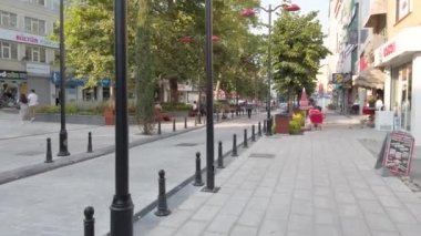 İstanbul, Türkiye - Haziran 2021: Kagithane ilçesinde yerel halk yürüyor. Kagithane, İstanbul 'un yoğun nüfusunun yoğun olduğu bir ilçedir..