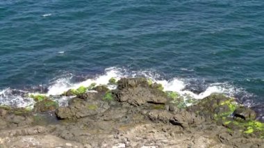 Deniz dalgaları ve kayalık kıyı manzarası. Deniz suyu ve Igneada, Kirklareli, Türkiye
