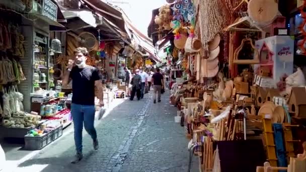 土耳其伊斯坦布尔 2021年7月 伊斯坦布尔法蒂赫区Tahtakale的户外集市 人们在埃米诺努的一个购物场所Tahtakale购物和散步 小商店里全是商品 是个很受欢迎的旅游胜地 — 图库视频影像