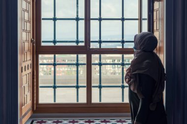 İstanbul, Türkiye - Eylül 2021: Tanımlanamayan Müslüman kadın dışarıya bakıyor. Camlica Camii, Türkçe Camlica Camii ve İstanbul 'un en büyük camii.