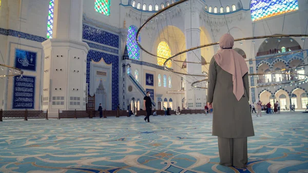 Istanbul Turki September 2021 Wanita Muslim Tak Dikenal Dalam Masjid — Stok Foto