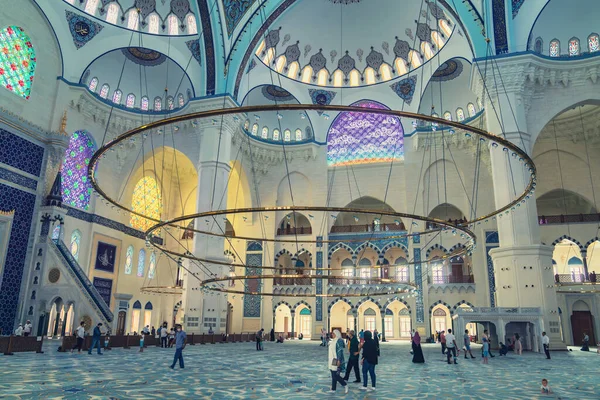İstanbul, Türkiye - Eylül 2021: İstanbul Camlica Camii iç mimari ayrıntıları. Camlica Camii, Türkçe Camlica Camii ve İstanbul 'un en büyük camii.