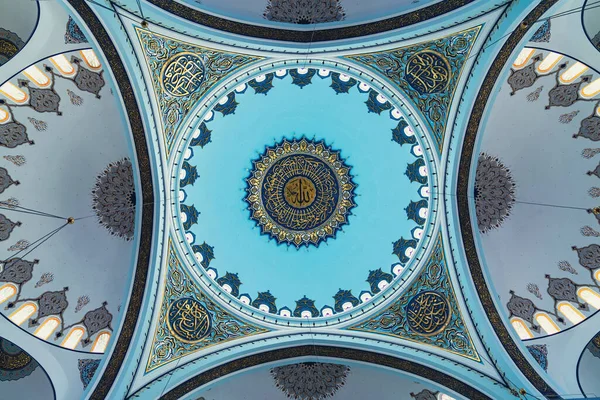 Camlica, İstanbul, Türkiye - Eylül 2021: İstanbul Camlica Camii iç mimari ayrıntıları. Camlica Camii, Türkçe Camlica Camii ve İstanbul 'un en büyük camii..