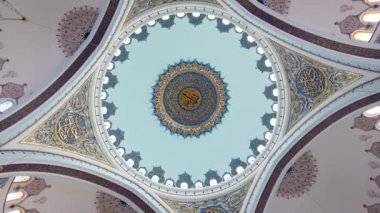 Camlica, İstanbul, Türkiye - Eylül 2021: İstanbul Camlica Camii iç mimari ayrıntıları. Camlica Camii, Türkçe Camlica Camii ve İstanbul 'un en büyük camii..
