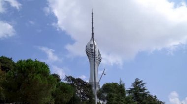 Camlica, İstanbul, Türkiye - Eylül 2021: Gözlem güverteleri ve restoranları olan Kucuk Camlica İletişim Kulesi. Modern mimarisi olan Camlica TV Radyo Kulesi.