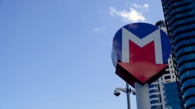 İstanbul, Türkiye - Eylül 2021: Metro işareti. İstanbul ulaşım sistemi logosu mavi gökyüzü arkaplanlı. İstanbul 'da metro veya tramvay durağı. Metro istasyonunun girişi. İstanbul 'da tren hattı sembolü.