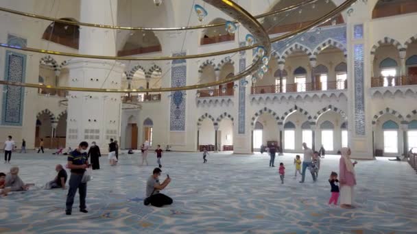 トルコのイスタンブール 2021年9月 イスタンブール カムリカ モスクの内部建築の詳細 Camlica Moskはトルコ語でCamlica Camiiであり イスタンブールで最大のモスクです — ストック動画