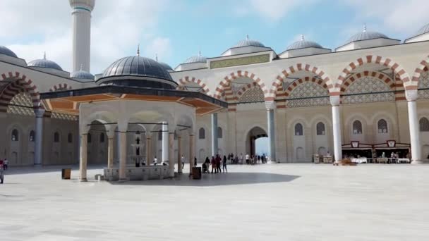 Stanbul Türkiye Eylül 2021 Stanbul Camlica Camii Nin Avlusu Ziyaretçilerle — Stok video