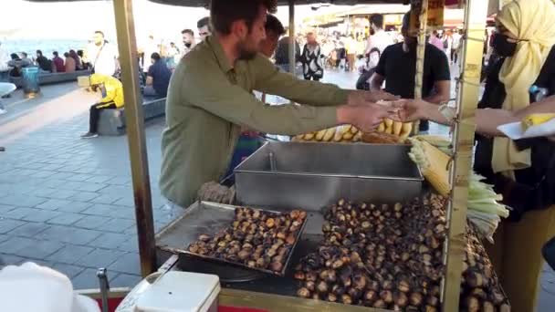 Стамбул Турция Сентябрь 2021 Уличная Продуктовая Лавка Подают Продают Кукурузу — стоковое видео