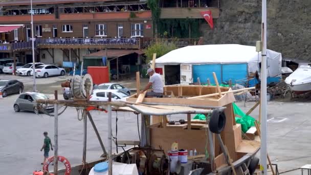 Rumeli Feneri Estambul Turquía Agosto 2021 Hombre Reparando Bote Cercenamiento — Vídeo de stock