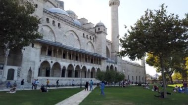 İstanbul, Türkiye - Eylül 2021: Süleyman Camii 'nin çimenlik alanında dinlenen insanlar. Süleyman Camii İstanbul 'un popüler bir turistik mekanıdır