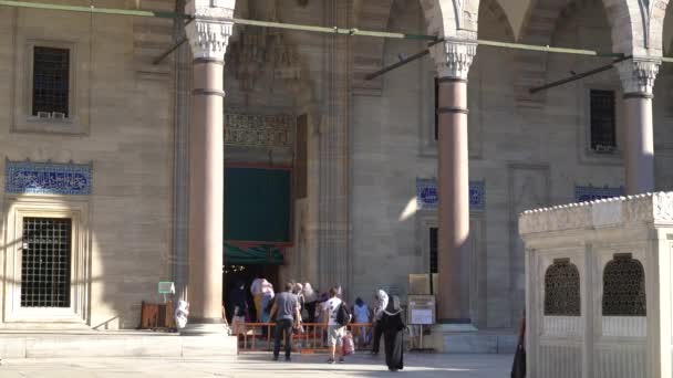 Istanbul Turchia Settembre 2021 Turisti Visitano Moschea Suleymaniye Cancello Ingresso — Video Stock