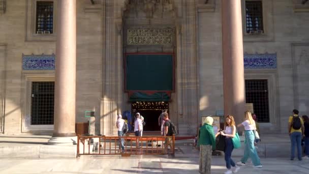 土耳其伊斯坦布尔 2021年9月 游客参观苏莱曼尼亚清真寺 Eminonu区Suleymaniye清真寺入口大门 — 图库视频影像