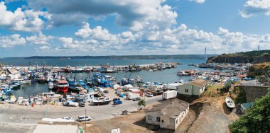 Rumeli Feneri, İstanbul, Türkiye - Ağustos 2021: Sariyer ilçesine bağlı Rumeli Feneri limanı. Limandaki balıkçı teknelerinin görüntüsü.