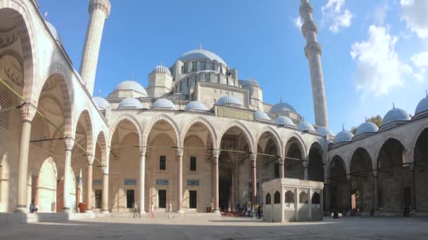 イスタンブール トルコ 9月2021 観光客や地元の人々とSuleymaniyeモスクの中庭 モスクでの時間経過 — ストック動画