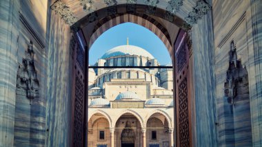 İstanbul, Türkiye - Eylül 2021: Kubbe ve giriş kapısı ile Süleyman Camii mimarisi ayrıntıları. Süleyman Camii Osmanlı döneminde Mimar Sinan tarafından inşa edilmiştir..