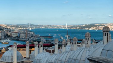 İstanbul, Türkiye - Eylül 2021: İstanbul silueti Süleyman Camii 'nden görüldü. İstanbul 'da cami kubbeleri var. Eski ve yeni İstanbul kavramı