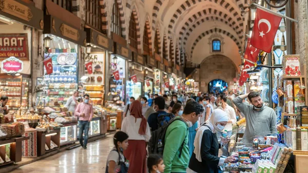 Isztambul Törökország 2021 Szeptember Egy Turista Szuvenírt Vásárol Eminonu Kerület — Stock Fotó