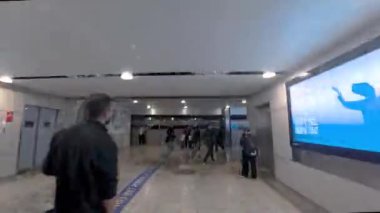 İstanbul, Türkiye - 21 Kasım 2025: Sabiha Gökçen Havalimanı 'nın iç kesiminin zaman aşımına uğramış videosu