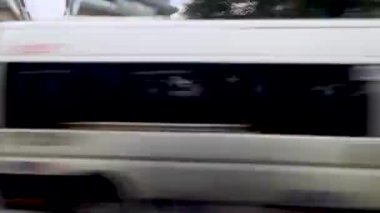 İstanbul, Türkiye - 21 Kasım 2025: İstanbul kentsel trafiği hareket bulanıklığı, trafik ve apartmanlı kentsel ufuk çizgisi ile hızlandırıldı