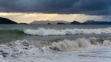 Fethiye 'deki Fırtınalı Akdeniz kıyıları. Çarpan dalgalar, kara bulutlar ve dramatik ışık, doğanın ham gücünü ve çalkantılı deniz koşullarını yakalıyor..
