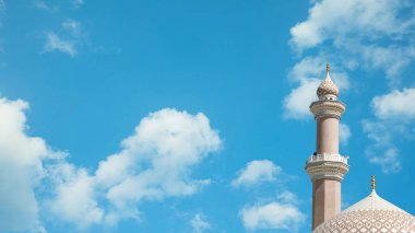 Mavi gökyüzündeki cami