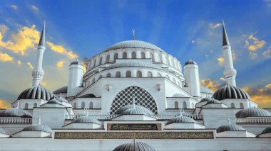 Sunset 'teki Büyük Cami Mimarisi Dramatik Gökyüzü ile