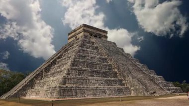 Chichen Itza Piramidi Meksika 'daki Antik Maya Tapınağı altında