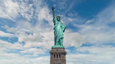 Mavi Gök 'e Karşı Özgürlük Heykeli Bulutlu Özgürlük ve Amerikan Sembolü