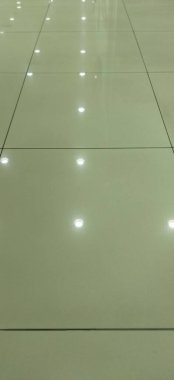 Modern alışveriş merkezinin boş katı