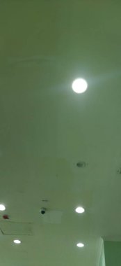 Bir binada tavan lambaları