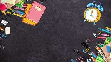 Okul Temasına Dön Kitap, Saat, Otobüs ve Tahtadaki Kırtasiye