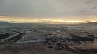 Serene Coastal Horizon, Rocky Shore 'da Hafif Dalgalarla Alacakaranlık' ta