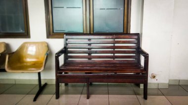 Bahçedeki ahşap bankta