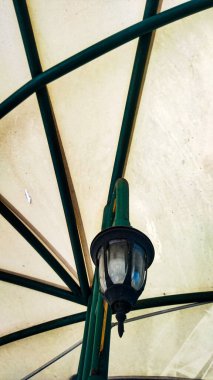 Arabanın çatısını kapat.