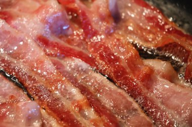 Kızarmış pastırma kızartma tavasında cızırdıyor..