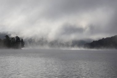 Adirondacks 'da sisli bir sabahta güzel bir göl. 