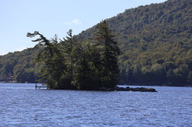 Adirondack dağlarındaki bir gölde küçük, ağaçlık bir ada..