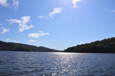 Mavi gökyüzü ve Adirondacks dağları ile güzel bir göl.