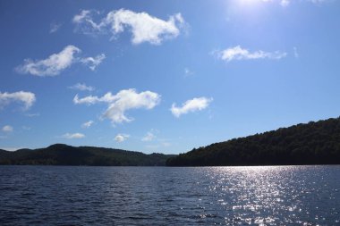 Mavi gökyüzü ve Adirondacks dağları ile güzel bir göl.