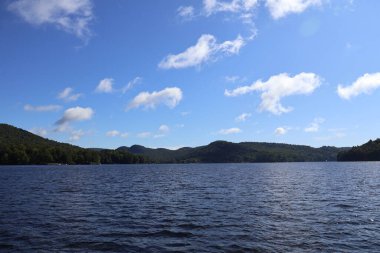 Mavi gökyüzü ve Adirondacks dağları ile güzel bir göl.
