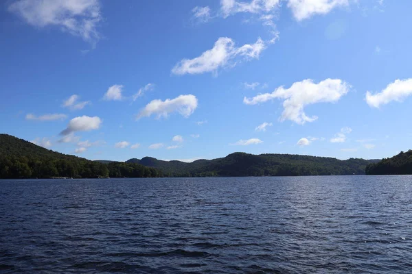 Mavi gökyüzü ve Adirondacks dağları ile güzel bir göl.