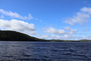 Dağlarda bulutlar ve mavi gökyüzü