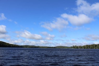 Dağlarda bulutlar ve mavi gökyüzü