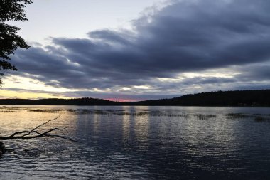 Adirondacks gölünün üzerinde güzel altın gün batımı.