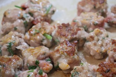 Tavada cızırdayan otlarla kaplı kapsız sosis..